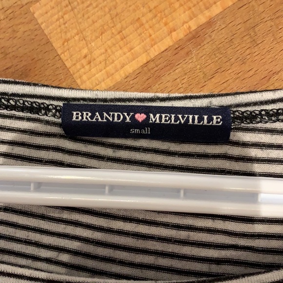 Brandy Melville Cropped Long Sleeve - Picture 3 of 3